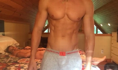 Safados em foda papai e mamãe para o Onlyfans em pensionato