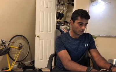 Sozinho em casa moreno fica pelado e bate punheta até gozar