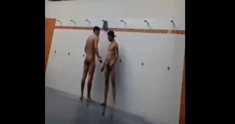 Flagra rápido no chuveirão do clube mostra carinhas pegando no cacete