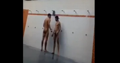 Flagra rápido no chuveirão do clube mostra carinhas pegando no cacete