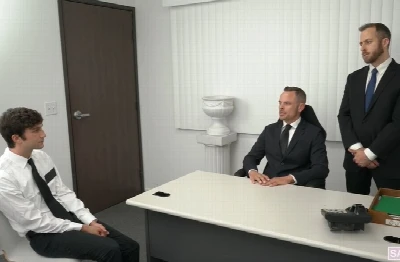 Novinho se fode dando pra tiozão enquanto chefe assiste tudo