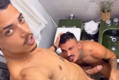 Brasileio novato e lindo no pornô comendo outro macho no banheiro