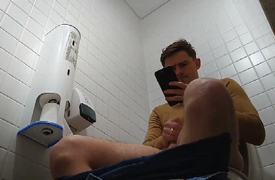 Hétero casado foi mijar mas resolveu bater uma e foi filmado