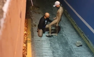 Patrick é filmado na rua dando pra pivete hétero por grana