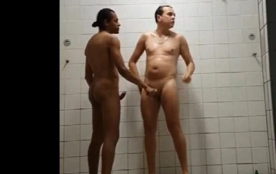 Eita! Flagra de homem casado sendo chupado no banheiro do clube vaza