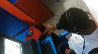 Cafuçu flagrado assindo pornô e gozando na lan house