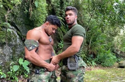 Daniel Montoya como militar com seu macho fodendo na mata