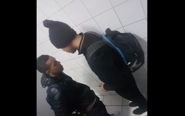 CARALHO!! Moleques são flagrados chupando e gozando com mão amiga