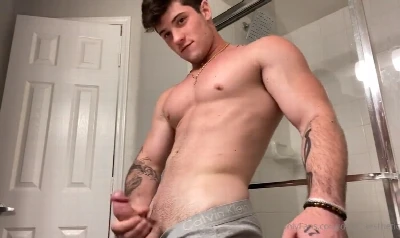 Que macho é esse? Acabei de me apaixonar pelo Deek batendo uma
