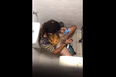 Rasta hétero foi pego batendo punheta no banheiro público
