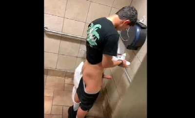 CARALHO!! Novinho do pauzão batendo e gozando no banheiro público