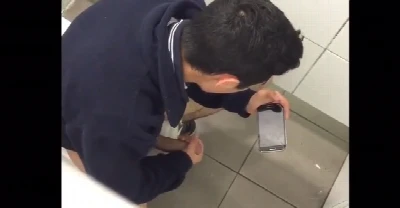 Pivete brasileiro dotado e hétero gozando no banheiro público