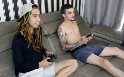 Erick Dias acordou com rasta chupando seu pau e comeu ele de calcinha!!