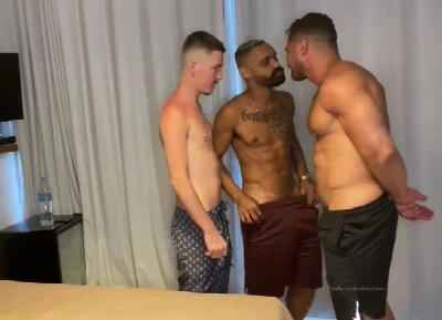 Machões gozando só na brotheragem e com muito tesão