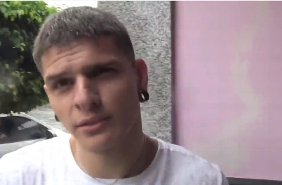 Latino gostoso de alargadores topou comer outro cara por grana