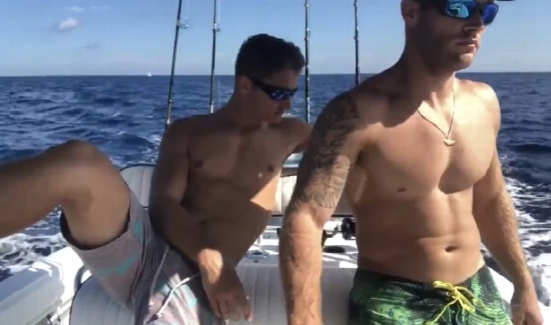 Amigos curtem brotheragem na lancha e rola até uma metida de leve