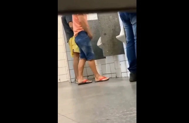 Moleque abaixou no banheiro e chupou pau de hétero desconhecido