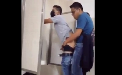 Vazam dois vídeos de machos fudendo no banheirão na pandemia