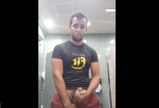 Macho da Smart Fit batendo uma com força e gozando no banheiro da academia