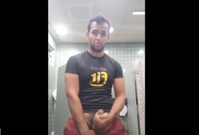 Macho da Smart Fit batendo uma com força e gozando no banheiro da academia