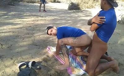 Machos estavam fodendo na praia e outro carinha chegou pra putaria