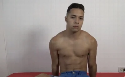 Para ganhar grana, moleque latino topa putaria gostosa com outro cara
