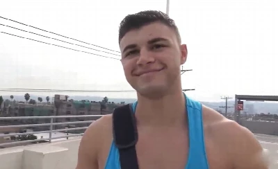 Disse ao personal que ia pagar para ele mostrar o pau e acabou comendo