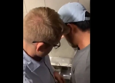 Filmou escondido!!! Dois machos se pegando e gozando na cabine do banheiro