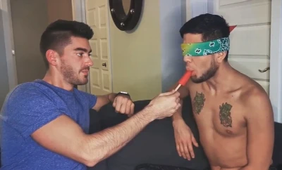Brincadeira gostosa de chupar picolé faz jovem chupar rola de amigo