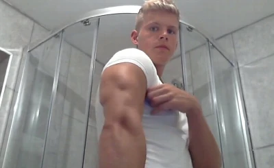 SONHO DE CONSUMO! Macho grava video tomando banho e tocando uma
