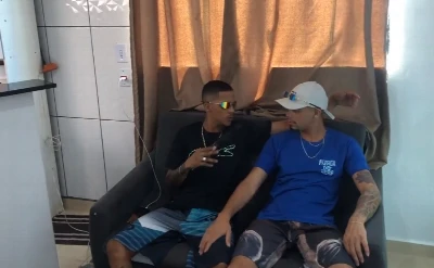 Tesão louco! Malocas brasileiros trepando no sofá vai fazer você gozar