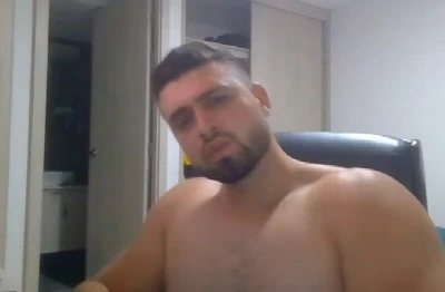 Macho hétero gigante batendo uma bem gostosa na webcam pra fake
