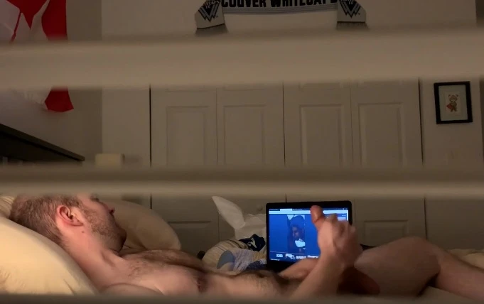 Descobriu que o colega de quarto era gay com câmera escondida!