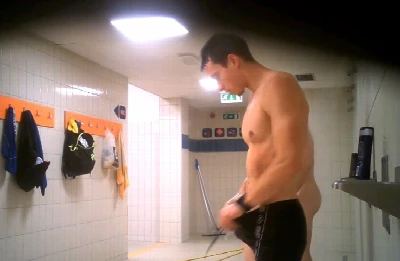 Câmera escondida flagra homens pelados tomando banho no clube