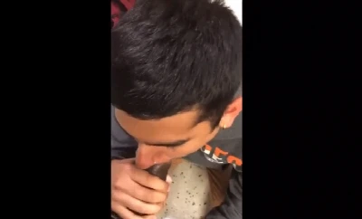 Moleque mama piroca preta no banheirão e macho filma tudo