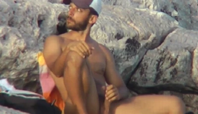 Macho jorrando porra em punheta na praia de nudismo cai na internet