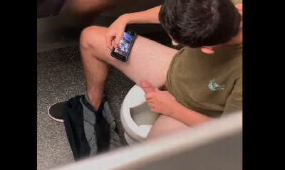 Nerd é filmado escondido batendo punheta no banheirão e gozando