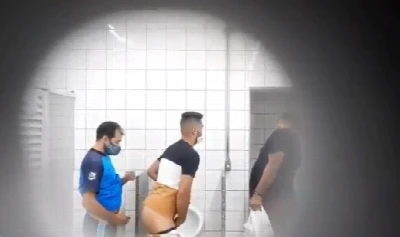 FLAGRA no banheirão, um vigia a porta e os outros fodem!!!