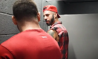 Tesão de machos gostosos tomou conta dentro do banheiro do bar