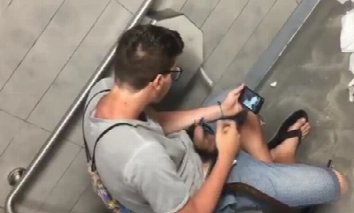 Nerd dotado e pentelhudo socando punheta e gozando no banheirão