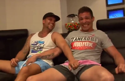 Broderagem acaba com muita porra e diversão entre amigos héteros