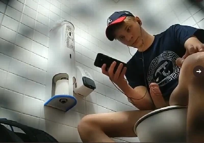 Guri socando punheta no banheiro do shopping gozando pra caralho