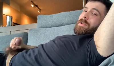 Urso macho e super gato, barbudo bate uma no sofá e se suja de porra