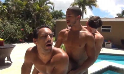 Garotos brincam de trenzinho em dia ensolarado na piscina