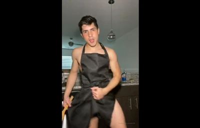 Mark bate uma na cozinha de avental, goza e lambe toda sua porra quente!!!