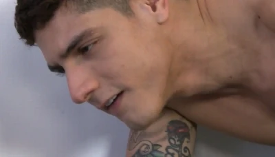 Sarado e puto aguentou pica gigante de barba ruiva