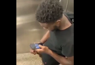 Preto tirando leite dentro do banheiro público