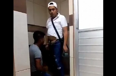 Puto chupa pica de macho dentro do banheirão