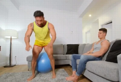 Caralho!! Canadense é verdadeira metralhadora do sexo ao comer latino sarado!