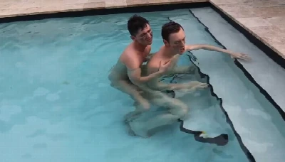 Garotos gravam foda dentro da água até gozarem gostoso amadorzão